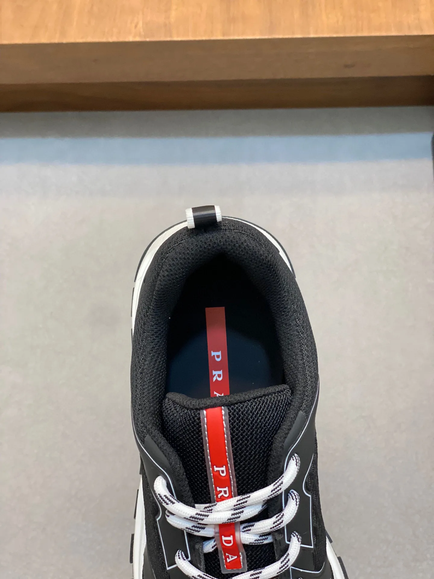 Men's Men's Shoes 💰780 Prada/Prada Men's Leather Casual Sports Shoes, great products made in Guangzhou! Made of imported solid-color calfskin stitched with mesh cowhide upper, three-dimensional geometric segmentation, precision manufacturing, even stitching, the leather texture can be seen at a glance, multi-color splicing, fashionable and generous, soft, comfortable and breathable, decorated with the PRADA letter logo on the outside. The tongue is decorated with the classic letter logo, and the heel is decorated with a fabric strap. It is a classic sports shoe shape of the P family, with a fabric lining, a cowhide footbed with a silver logo, and an exclusive rubber outsole of the P family. The details are carefully crafted, making it a versatile item for travel! Comes with original box and dust bag! Multiple colors available! Size: 39-40-41-42-43-44 standard leather shoe size
